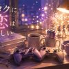 漫画『ヲタクに恋は難しい』アイキャッチ｜二人で使うヲタクのデスク、並んだゲームコントローラー・マグ・ヘッドホン・フィギュア
